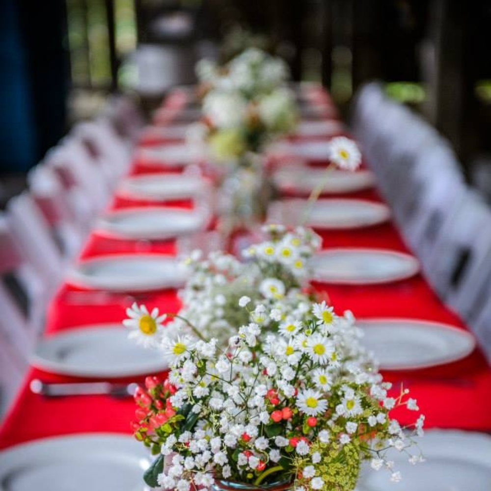 Red Tablecloths (6)